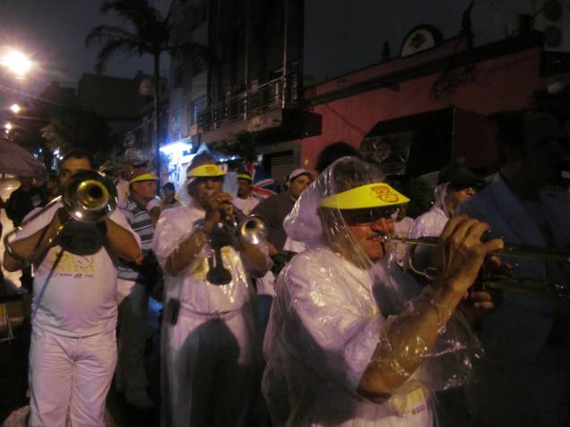 A Banda do Candinho se aquece durante a concentração: cerca de 500 pesoas