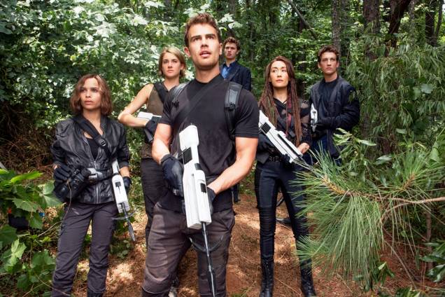 A Série Divergente - Convergente: Tris e seus amigos deixam Chicago para descobrir o que há além do muro A Série Divergente - Convergente: Tris e seus amigos deixam Chicago para descobrir o que há além do muro