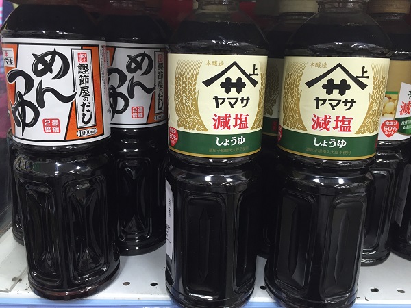 Molho shoyu Yamaki (31,90 reais a garrafa à esquerda e 38 reais a garrafa à direita)