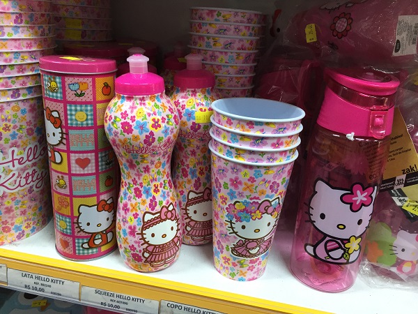 Garrafas e copos da Hello Kitty (de 10 a 38 reais)