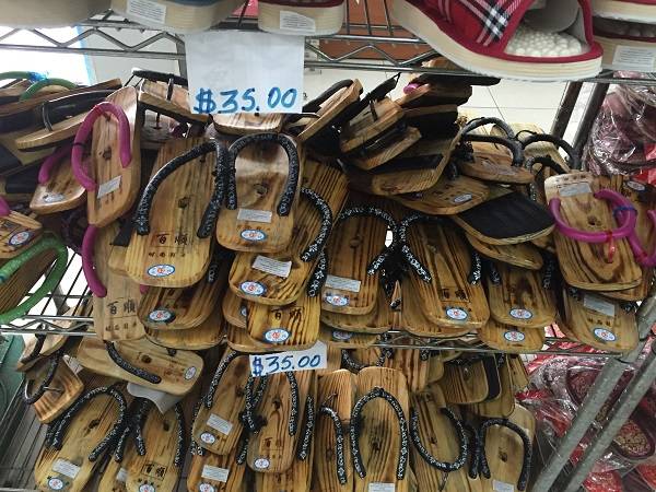 Chinelo de madeira (35 reais)