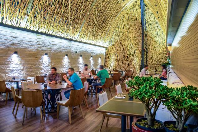 Em ambiente bonito e revestido de bambu criado pelo arquiteto Otávio de Sanctis