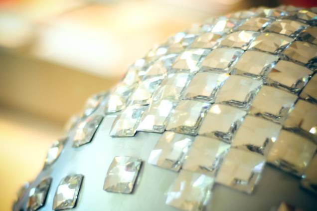 Brilho de Swarovski: a obra foi feita pela artista Mayara Takigami Fujii Brilho de Swarovski: a obra foi feita pela artista Mayara Takigami Fujii