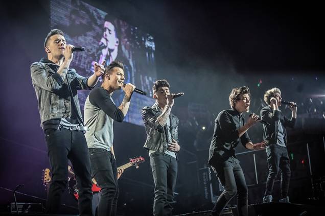 One Direction — This Is Us: Liam, Louis, Zayn, Harry e Niall, cena de um show em Londres