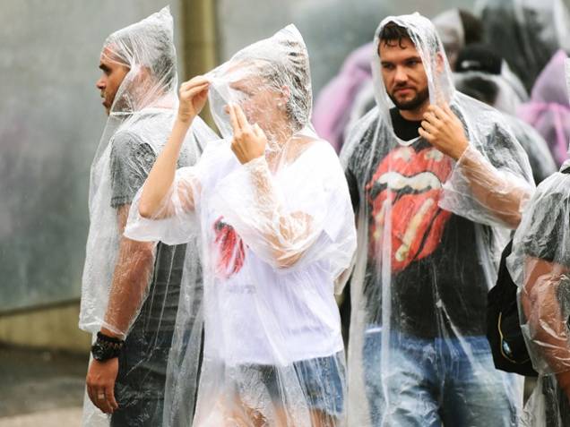 Rolling Stones: público chega debaixo de chuva ao Estádio do Morumbi