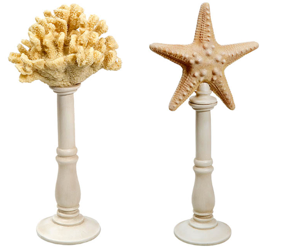 R$ 289,00 cada um. Enfeites de coral e estrela-domar no pilar de resina.