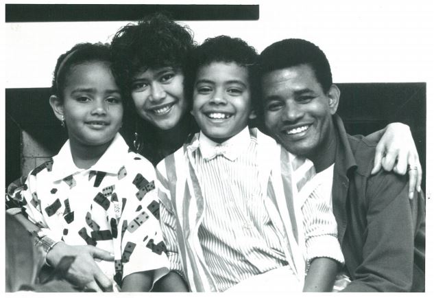 Jair Rodrigues, com a mulher Claudine e os filhos Luciana e Jairzinho - 21/11/1985