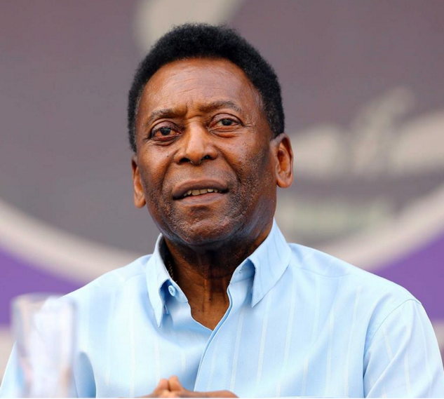 Pelé tem dificuldade para ficar de pé por causa de dores no quadril