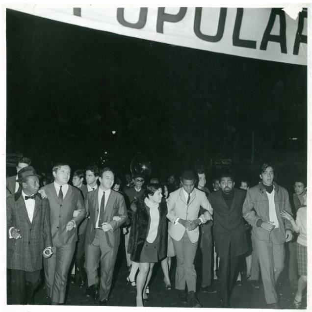 Elis Regina, Jair Rodrigues, Gilberto Gil, Edu Lobo e Zé Ketti na passeata contra a guitarra elétrica - 17/7/1967