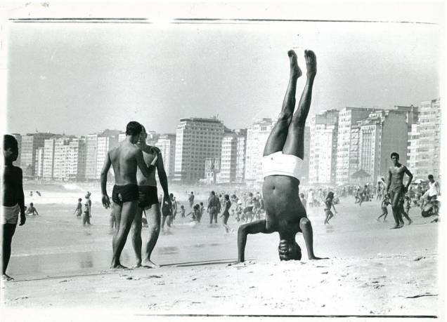 Jair Rodrigues plantando bananeira na praia - 17/2/1971