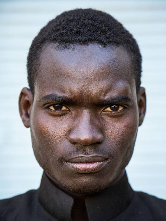 Refugiados africanos em Paris: retratos no estilo 3x4 ganham uma dimensão especial ao serem ampliados em formato de 80 por 60 centímetros