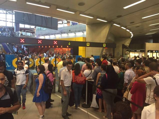 Tumulto em frente à Estação Pinheiros: falha técnica na linha do trem Tumulto em frente à Estação Pinheiros: falha técnica na linha do trem