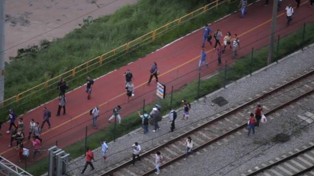 	Passageiros caminham pela linha da CPTM próximo à estação Pinheiros após falha técnica em trem