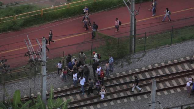 Passageiros caminham pela linha da CPTM próximo à estação Pinheiros após falha técnica em trem Passageiros caminham pela linha da CPTM próximo à estação Pinheiros após falha técnica em trem