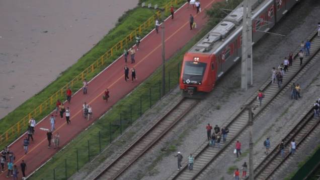 Passageiros caminham pela linha da CPTM próximo à estação Pinheiros após falha técnica em trem Passageiros caminham pela linha da CPTM próximo à estação Pinheiros após falha técnica em trem