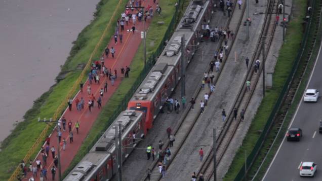 Passageiros caminham pela linha da CPTM próximo à estação Pinheiros após falha técnica em trem Passageiros caminham pela linha da CPTM próximo à estação Pinheiros após falha técnica em trem