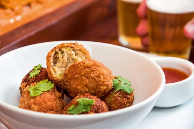 No Ruaa, bolinho de pernil com folhas de coentro e geleia de pimenta No Ruaa, bolinho de pernil com folhas de coentro e geleia de pimenta