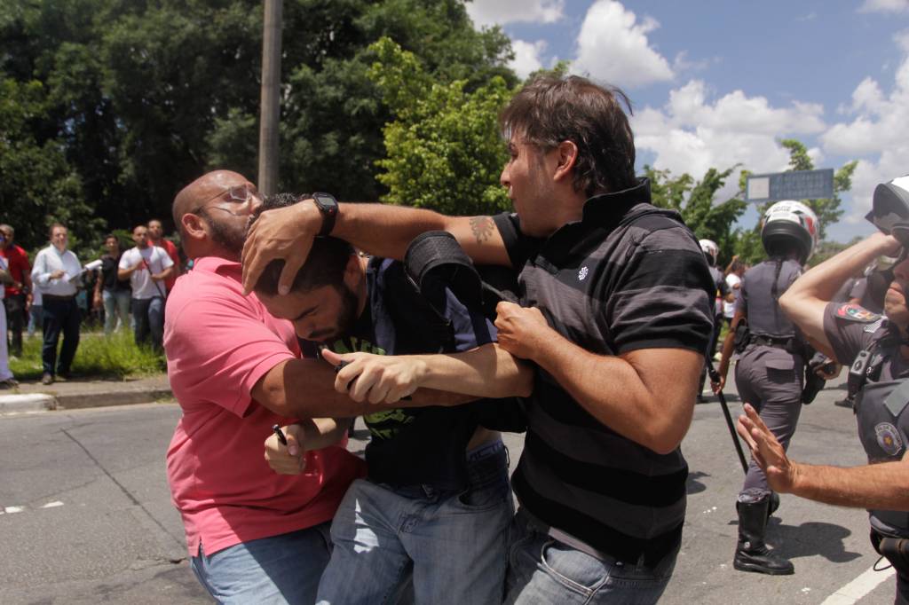 Protesto de grupos pró e contra Lula tem confusão em São Paulo