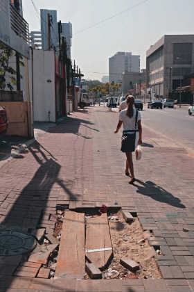 Cerca de 100 000 pedestres caem e se machucam nas calçadas todos os anos