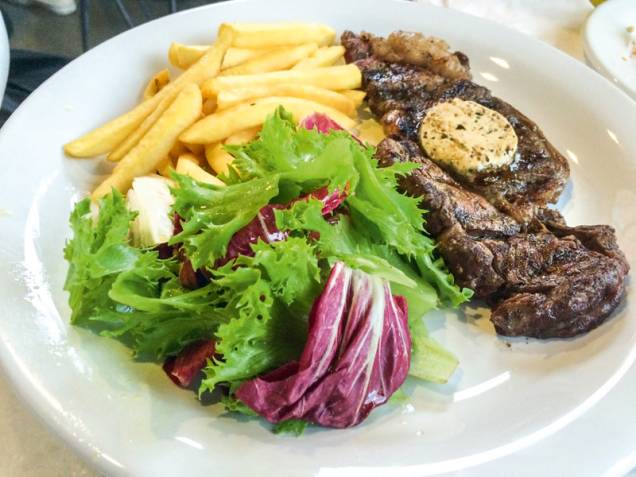 Pedida fixa: bife ancho com batata frita e salada verde do Clementina Forno & Fogão