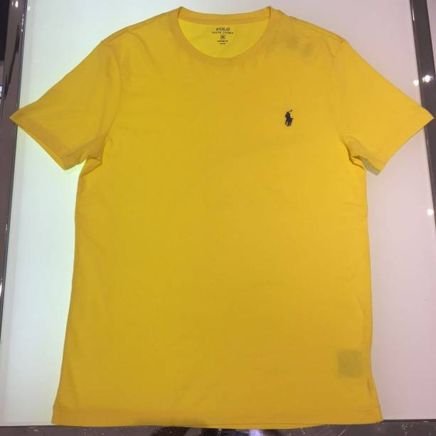 A camiseta básica sai por 50 dólares