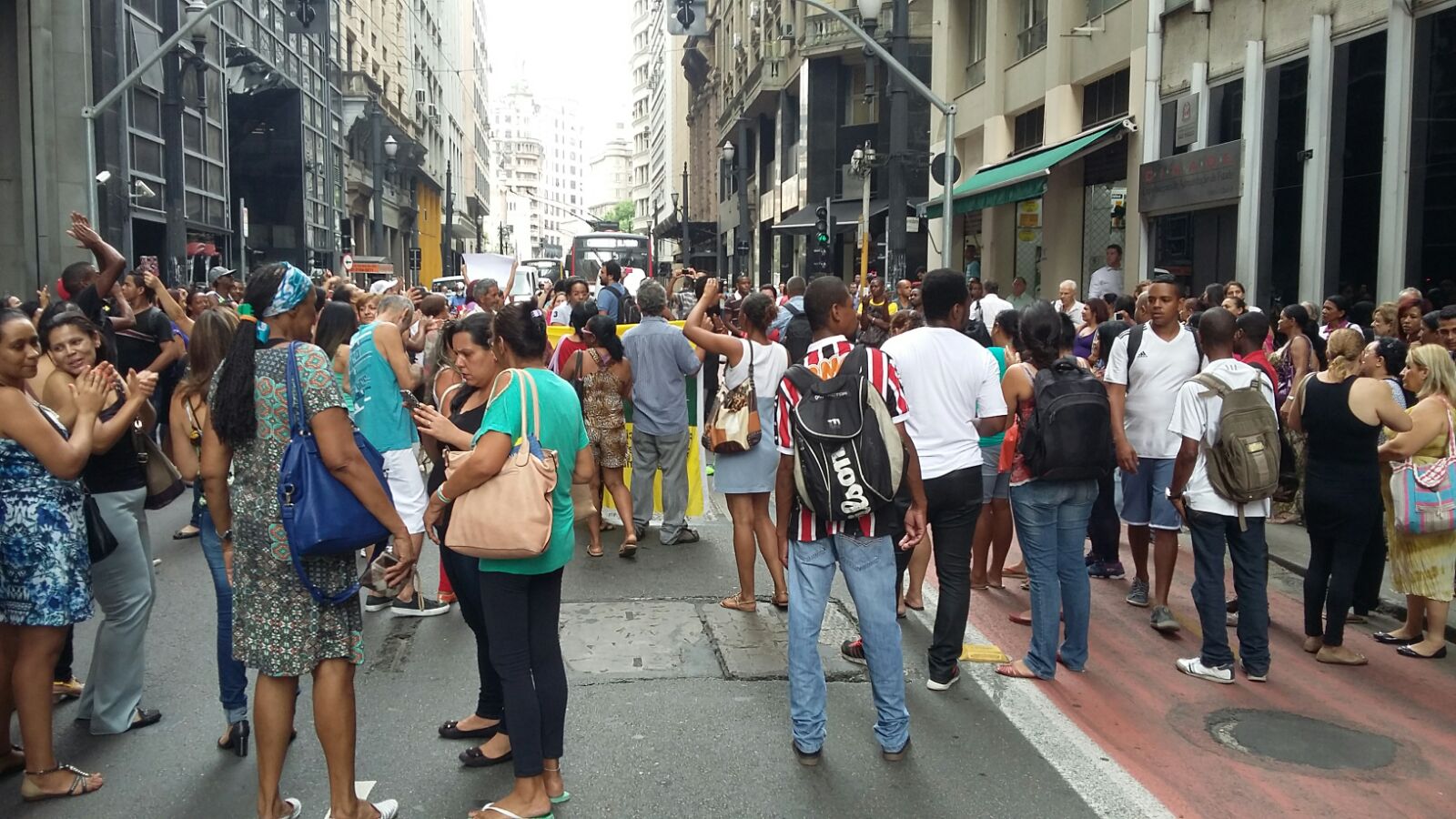 Funcionários em protesto por falta de pagamento, no centro