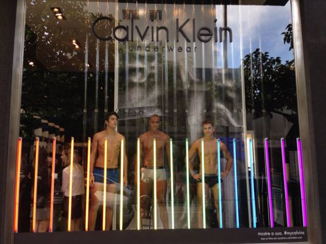 Modelos exibem cuecas da marca Calvin Klein em vitrine viva neste sábado (3)