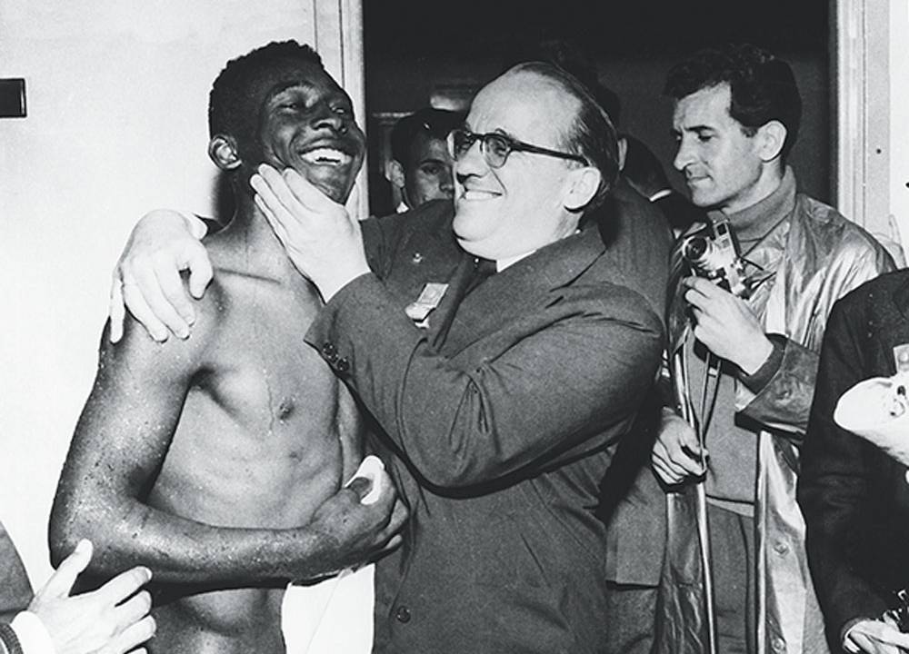 Pelé, do Brasil, com Paulo Machado de Carvalho, após a conquista da Copa do Mundo de 1958