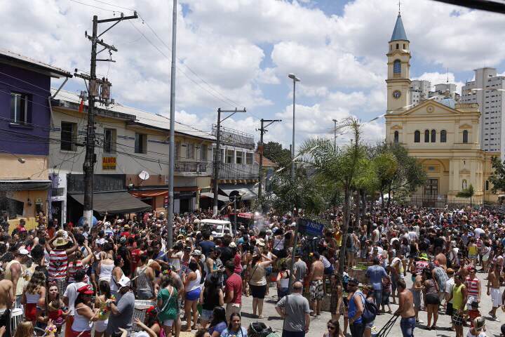 Foli&otilde;es aproveitam o bloco Urub&oacute;, na Freguesia do &Oacute;