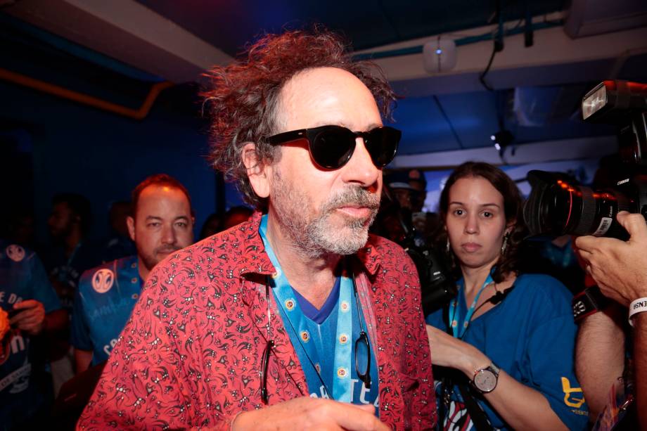 O cineasta Tim Burton visita o Brasil e curte o Carnaval em camarote na Marquês de Sapucaí, no Rio de Janeiro