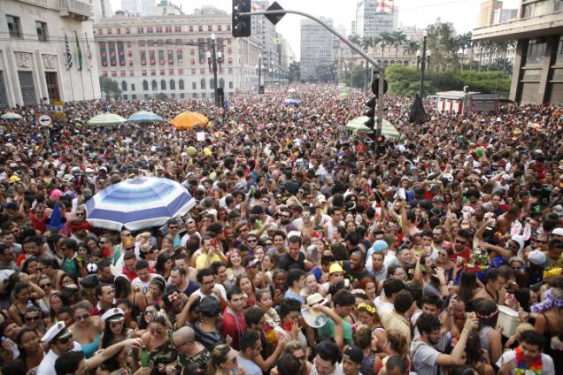 Domingo Ela Não Vai atraiu  multidão ao centro de São Paulo 