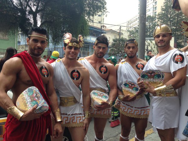 Foliões do bloco Agrada Gregos, fantasiados de deuses, aguardando o início do percurso do bloco na Avenida Treze de Maio 