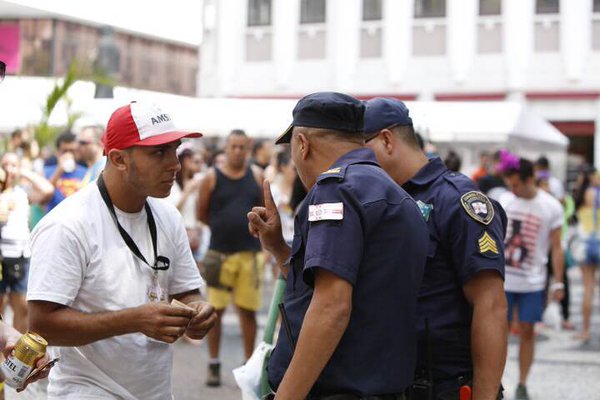 Fiscalização a ambulante durante o bloco Domingo Ela Não Vai, na Praça do Patriarca