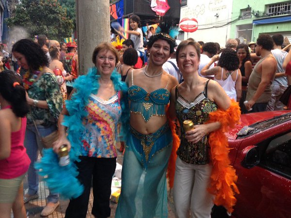 Família unida também no carnaval", é o que diz esse grupo que encontramos curtindo o Fuá