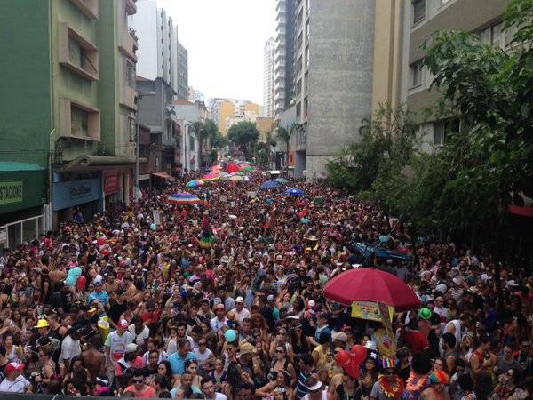 Bloco do Desmanche arrasta multid&atilde;o na Rua Augusta&nbsp;