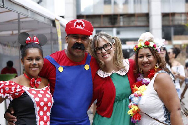 Foliões fantasiados no bloco Domingo Ela Não Vai