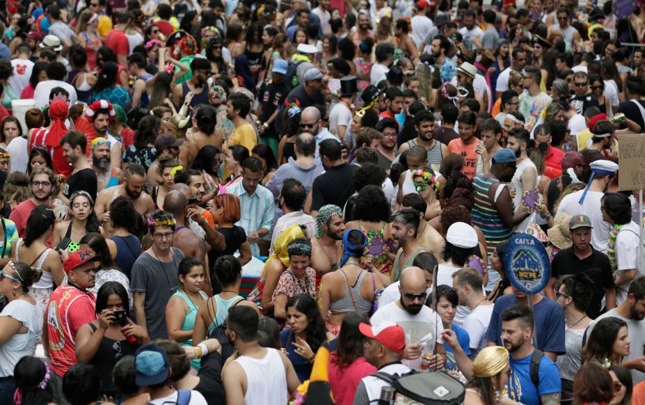 Foliões curtem o sábado (6) de muito sol e acompanham os blocos de carnaval na cidade