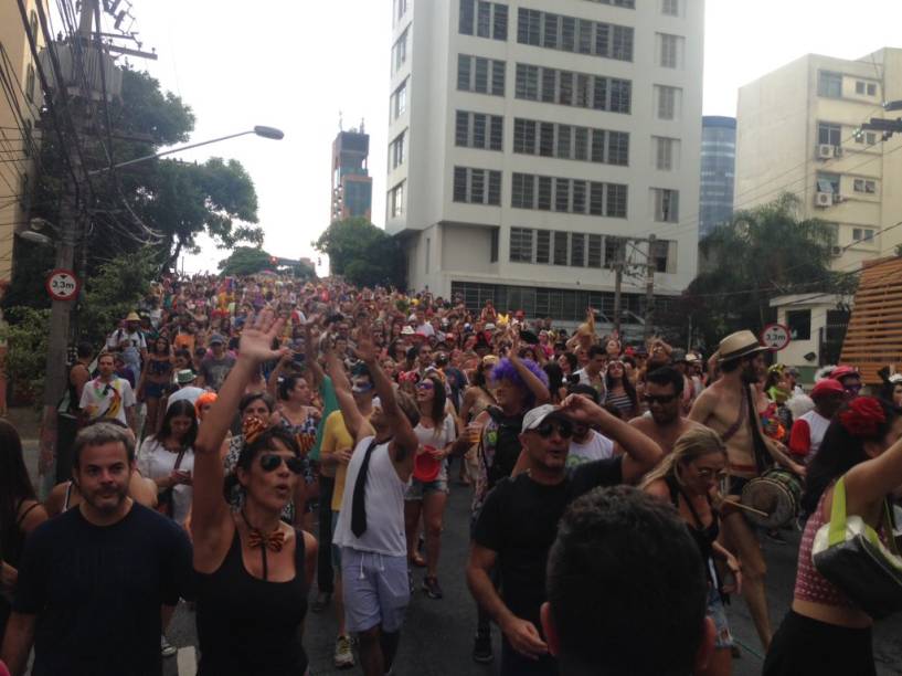 Multidão acompanha o bloco Bastardo, em Pinheiros