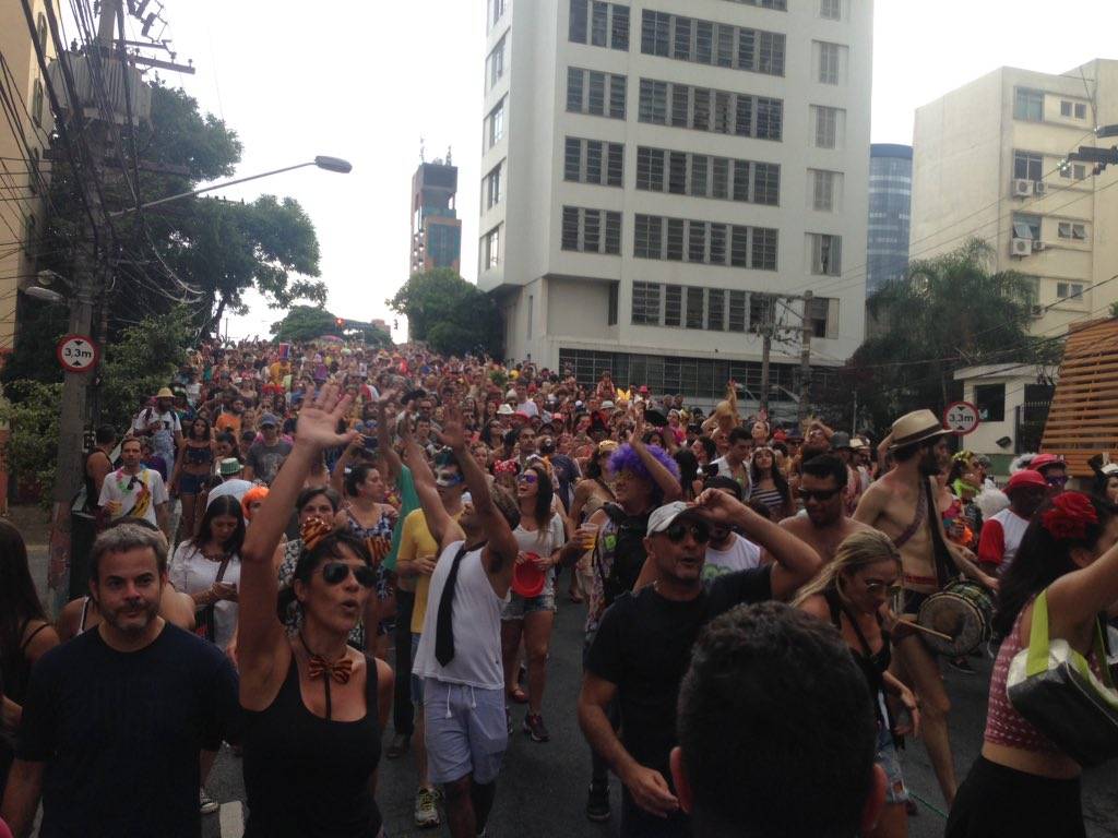 Multid&atilde;o acompanha o bloco Bastardo, em Pinheiros