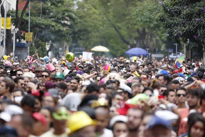 No Largo do Arouche, o bloco Minhoqueens reuniu foli&otilde;es de todas as idades
