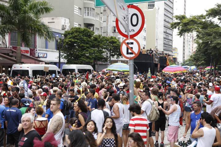 O bloco Tarado Ni Você reuniu os paulistanos no centro da cidade