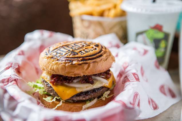 O único sanduíche do menu no Classic Burger Haus: hambúrguer de 100 gramas, queijo cheddar, alface, picles, tomate, cebola e bacon