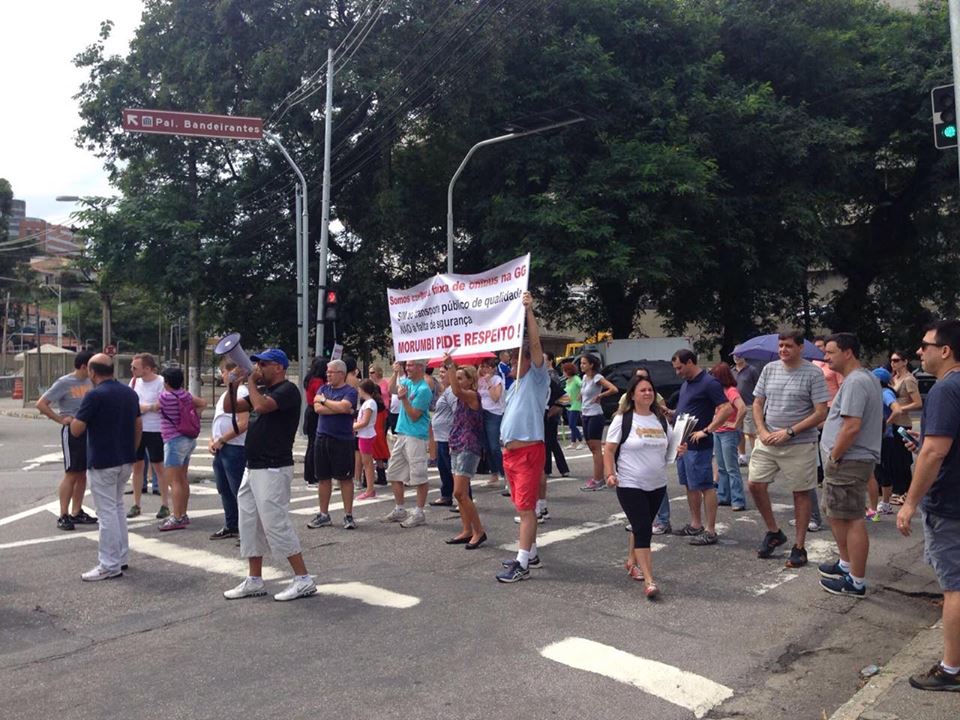 Moradores protestam contra faixa de ônibus na Giovanni Gronchi