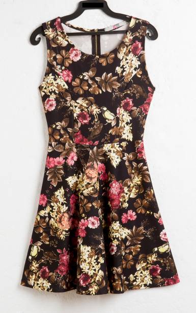 	Vestido curto floral. R$ 29,90.