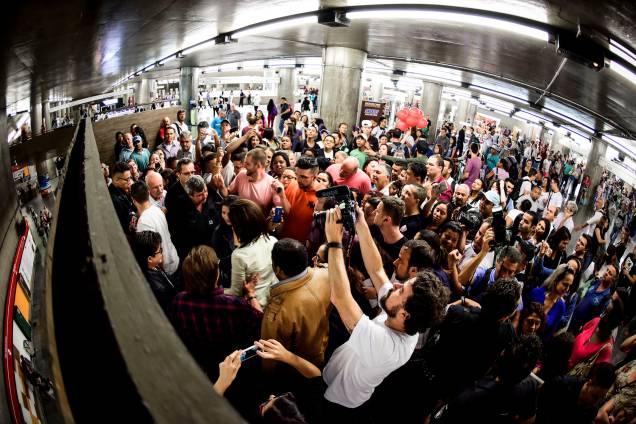 Os sertanejos arrastaram uma multidão no horário de pico do metrô