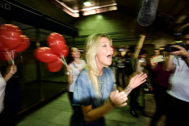 A cantora Luiza Possi emocionou o público na estação Paraíso ao cantar Romaria