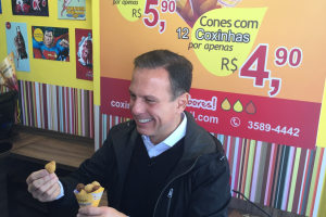 João Doria comendo coxinha