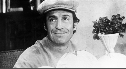 Chaves (originalmente, El Chavo del Ocho) foi exibido pela primeira vez em 1971 - à época, Bolaños tinha 45 anos