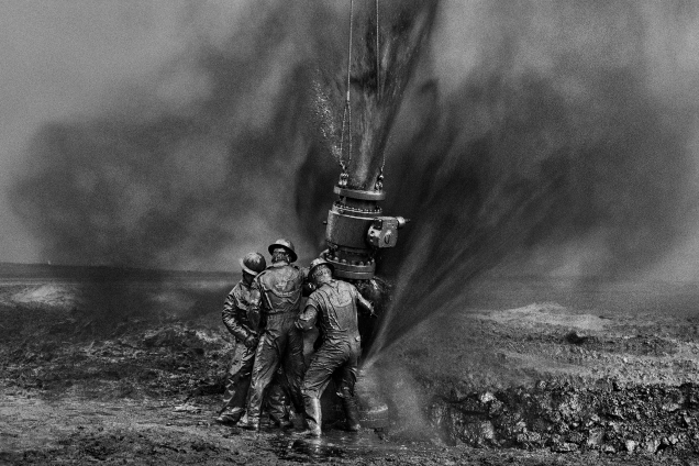 Trabalhadores apagam incêndio em poço de petróleo no Kuwait
