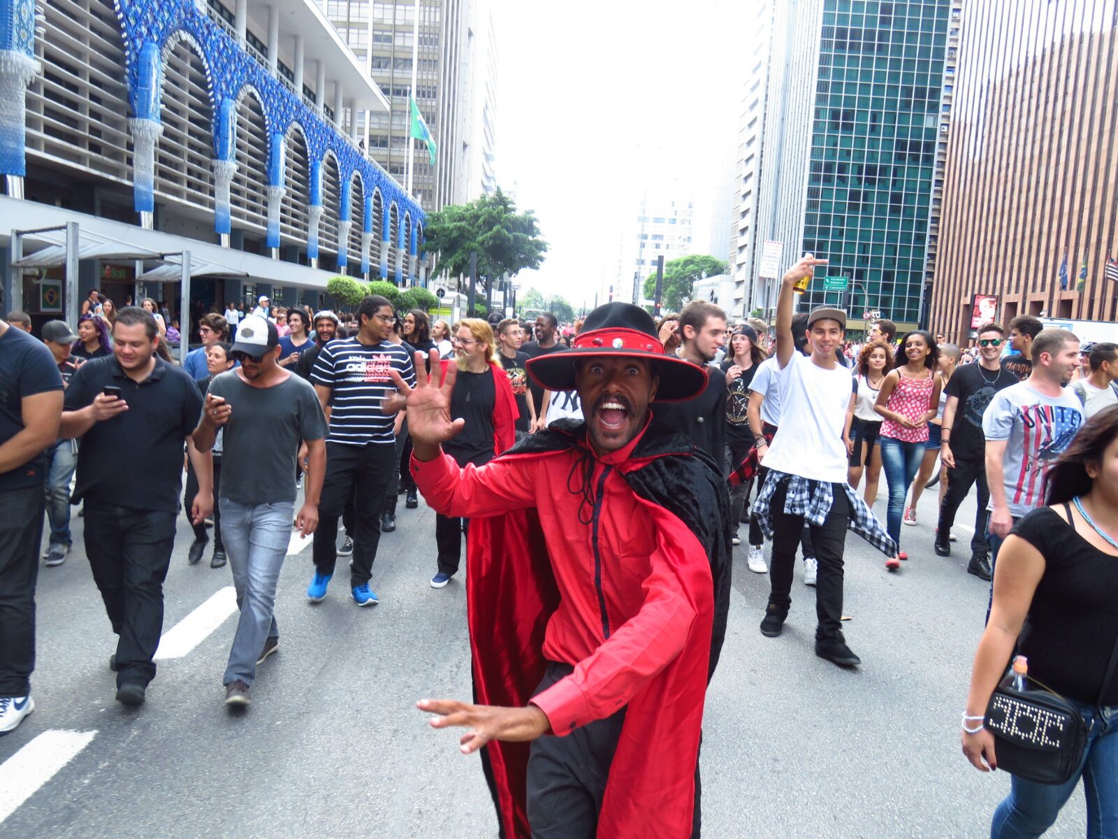 Marcha para Satanás leva 150 manifestantes para a Avenida Paulista